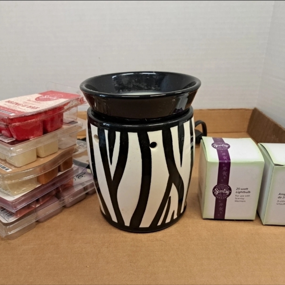 SCENTSY Warmer Zebra Full Size Retired Wax Warmer Safari  With Wax And Bulbs